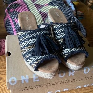 TOMS size 8 sandal